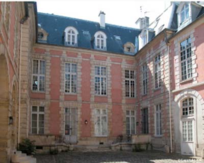 L'hôtel Mégret de Serilly - Façade sur cour L'hôtel Mégret de Serilly - Façade sur cour