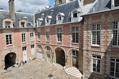 L'hôtel Mégret de Serilly - La cour : à gauche, le passage menant à la rue, à droite, le passage menant à la basse-cour L'hôtel Mégret de Serilly - La cour : à gauche, le passage menant à la rue, à droite, le passage menant à la basse-cour
