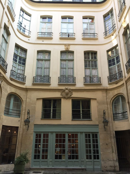 L'hôtel du Tillet de La Bussière : la cour intérieure avec ses angles arrondistrès belle