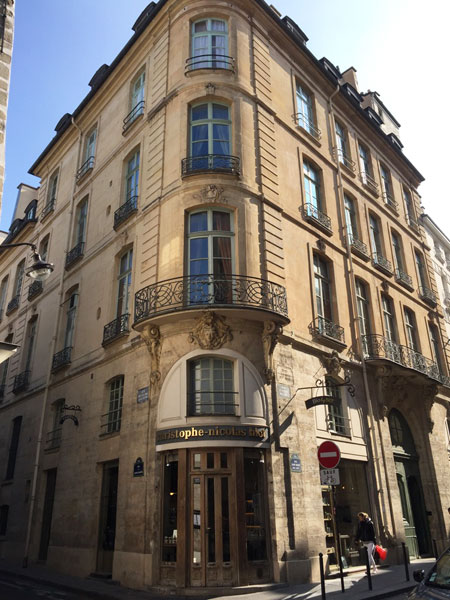 L'hôtel du Tillet de La Bussière : la façade arrondie à l'angle des deux rues L'hôtel du Tillet de La Bussière : la façade arrondie à l'angle des deux rues