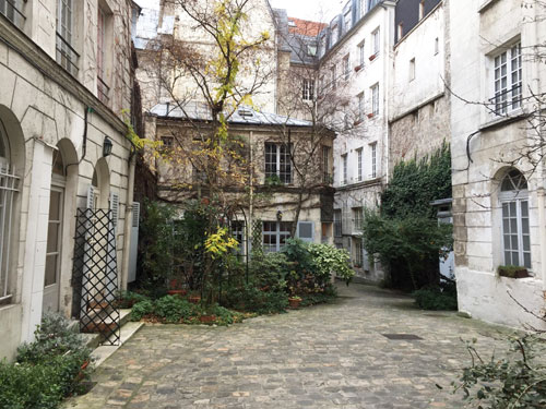 Le collège des Trente-trois : la cour et les deux pavillons néoclassiques se faisant face Le collège des Trente-trois : la cour et les deux pavillons néoclassiques se faisant face