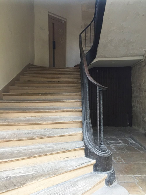 Le collège des Trente-trois : l'escalier et sa sobre rampe en fer forgé Le collège des Trente-trois : l'escalier et sa sobre rampe en fer forgé