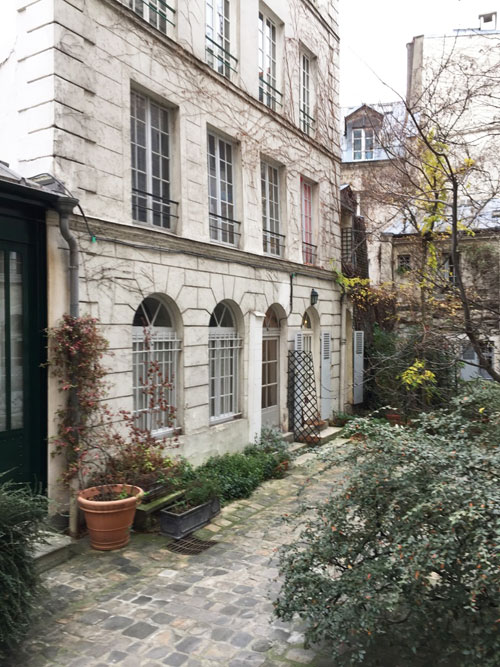 Le collège des Trente-trois : l'un des deux pavillons néoclassiques Le collège des Trente-trois : l'un des deux pavillons néoclassiques