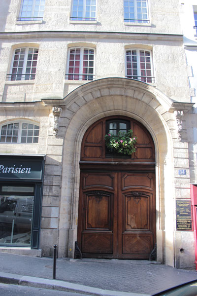 Le collège des Trente-trois : le portail d'entrée donnant sur la rue Le collège des Trente-trois : le portail d'entrée donnant sur la rue