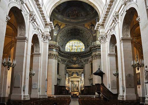 L'église Saint-Thomas d'Aquin - La nef et le chœur L'église Saint-Thomas d'Aquin - La nef et le chœur
