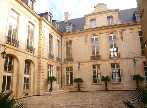 L'hôtel d'Ecquevilly : la façade sur cour