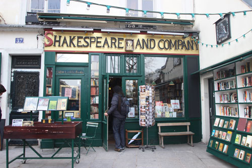 L'actuelle librairie Shakespeare and company - Rue de la Bûcherie L'actuelle librairie Shakespeare and company - Rue de la Bûcherie