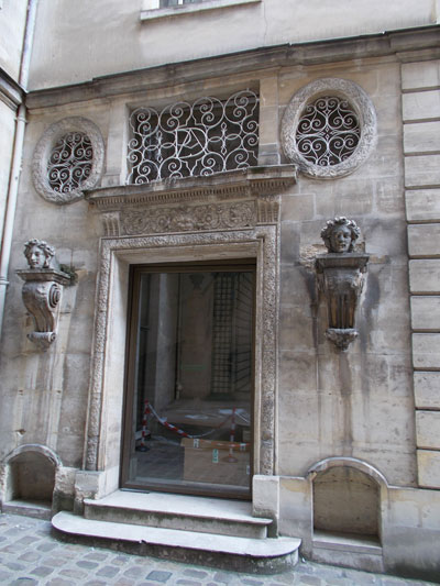 Le musée du barreau de Paris - La porte d'entrée sculptée