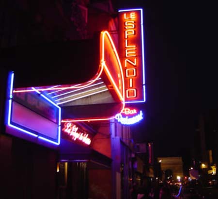 Le théâtre du Splendid - La façade la nuit Le théâtre du Splendid - La façade la nuit