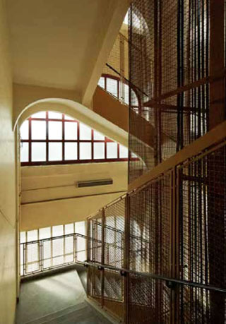 Le central téléphonique Ménilmontant - L'escalier principal Le central téléphonique Ménilmontant - L'escalier principal