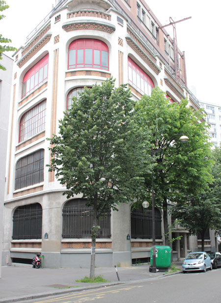 Le central téléphonique Ménilmontant - L' angle de la rue Sorbier et de la rue Elisa Borey Le central téléphonique Ménilmontant - L' angle de la rue Sorbier et de la rue Elisa Borey