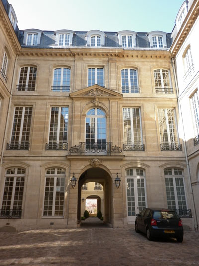 L'hôtel de Montmort - La façade sur cour du logis, XVIIe siècle L'hôtel de Montmort - La façade sur cour du logis, XVIIe siècle