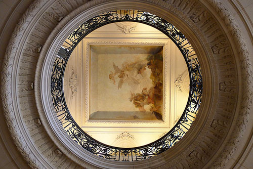 L'hôtel de Pomereu - L'oculus et le plafond représentant 