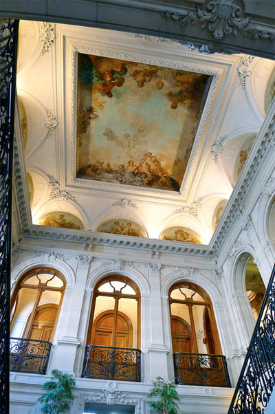 L'hôtel de Pomereu - Décor du plafond de la cage d'escalier