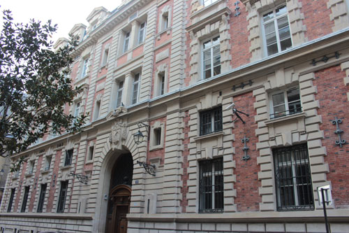 La caserne des Petits-Pères - La façade rue Notre-Dame des Victoires La caserne des Petits-Pères - La façade rue Notre-Dame des Victoires