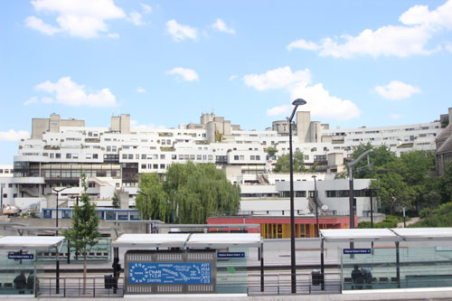 L'hôpital Robert Debré - Le bâtiment principal ouvert sur la ville L'hôpital Robert Debré - Le bâtiment principal ouvert sur la ville