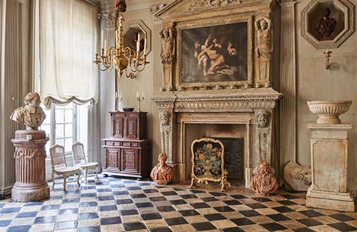 Salon avec une cheminée richement sculptée de cariatides