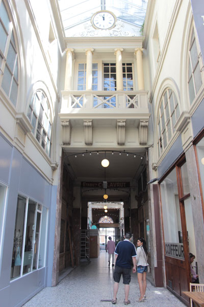 L'hôtel de Gesvres - La loggia visible sous la verrière du passage Choiseul L'hôtel de Gesvres - La loggia visible sous la verrière du passage Choiseul