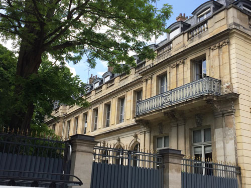 L'hôtel de Clermont : la façade sur le jardin vue de la rue Barbet de Jouy