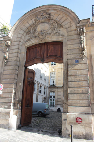Le petit hôtel de Verrue ou hôtel de Dreux-Brézé - Le portail Le petit hôtel de Verrue ou hôtel de Dreux-Brézé - Le portail