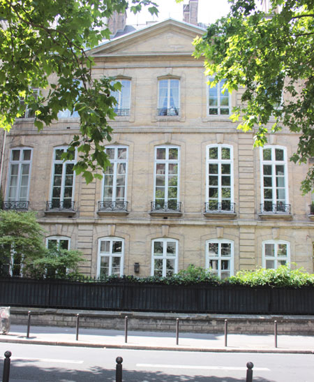 Le petit hôtel de Verrue ou hôtel de Dreux-Brézé - La façade sur jardin donnant sur le boulevard Raspail Le petit hôtel de Verrue ou hôtel de Dreux-Brézé - La façade sur jardin donnant sur le boulevard Raspail