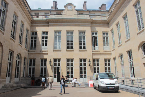 L'hôtel de Fleury - La façade sur cour L'hôtel de Fleury - La façade sur cour