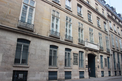 L'hôtel Bourgeois de Boigne - La façade donnant sur la rue L'hôtel Bourgeois de Boigne - La façade donnant sur la rue