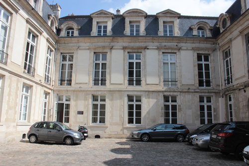 L'hôtel Le Rebours - La façade sur cour datant de l'époque Louis XIII L'hôtel Le Rebours - La façade sur cour datant de l'époque Louis XIII