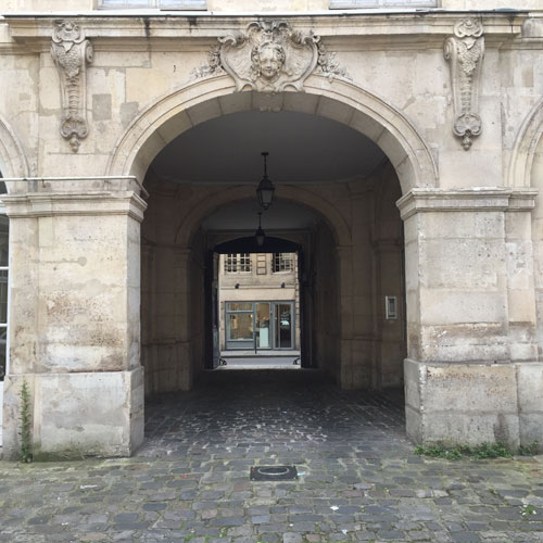L'hôtel Le Rebours - L'entrée du porche, côté cour, est ornée d'un mascaron de femme L'hôtel Le Rebours - L'entrée du porche, côté cour, est ornée d'un mascaron de femme