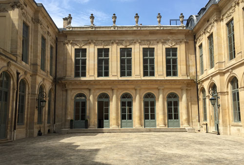 L'hôtel d'Evreux - Le logis est situé en fond de cour, il donne sur le jardin placé à l'arrière L'hôtel d'Evreux - Le logis est situé en fond de cour, il donne sur le jardin placé à l'arrière