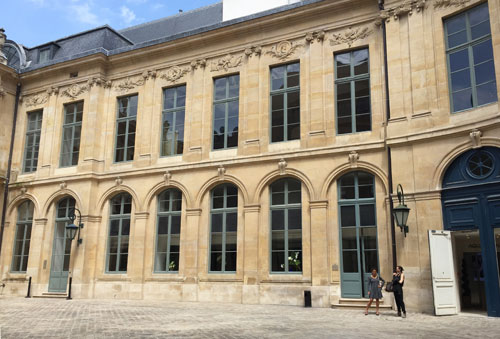 L'hôtel d'Evreux - La façade de l'aile droite dans la cour L'hôtel d'Evreux - La façade de l'aile droite dans la cour