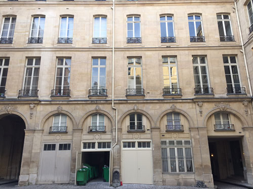 Les hôtels Le Lièvre de La Grange - La façade donnant sur la cour Les hôtels Le Lièvre de La Grange - La façade donnant sur la cour