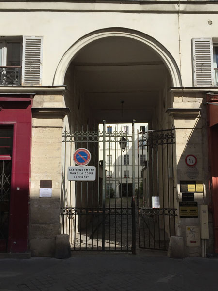 La cour des Vieilles Tuileries - Le portail rue du Cherche-Midi La cour des Vieilles Tuileries - Le portail rue du Cherche-Midi