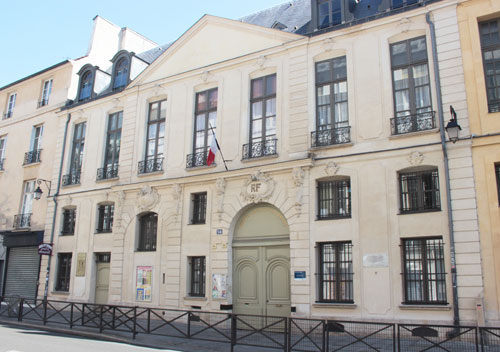 L'hôtel de Gourgues - La façade sur la rue de Turenne L'hôtel de Gourgues - La façade sur la rue de Turenne