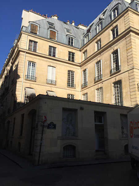 L'hôtel d'Osmont ) Il est situé à l'angle de la rue Saint-Sauveur et de la rue Dusssoubs L'hôtel d'Osmont ) Il est situé à l'angle de la rue Saint-Sauveur et de la rue Dusssoubs