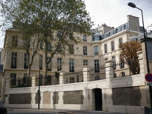 L'hôtel de Wendel - La façade sur le jardin vue du chevet de l'église de la Trinité L'hôtel de Wendel - La façade sur le jardin vue du chevet de l'église de la Trinité