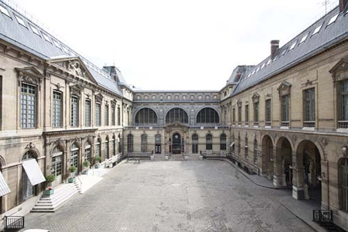 La Bibliothèque Nationale - La cour d'honneur - A gauche, l'aile de Robert de Cotte datant du XVIIIe siècle La Bibliothèque Nationale - La cour d'honneur - A gauche, l'aile de Robert de Cotte datant du XVIIIe siècle