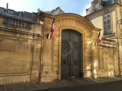 L'hôtel de Broglie-Haussonville - Le portail Rocaille sur la rue