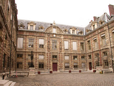 Bibliothèque Nationale - L'hôtel Duret de Chevry ou hôtel Tubœuf rue des Petits-Champs - Les façades brique et pierre ont été refaites au XIXer siècle Bibliothèque Nationale - L'hôtel Duret de Chevry ou hôtel Tubœuf rue des Petits-Champs - Les façades brique et pierre ont été refaites au XIXer siècle