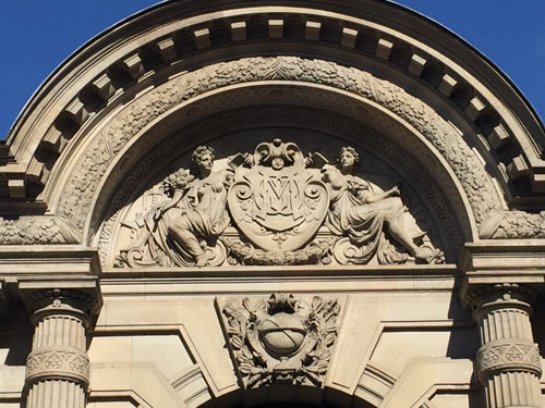 L'hôtel Abraham de Camondo : le chiffre GM de Gaston Menier est présent sur le tympan du portail