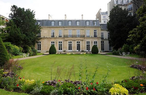 L'hôtel de Besenval : la façade sur le jardin L'hôtel de Besenval : la façade sur le jardin