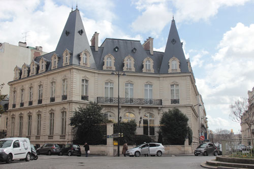 L'hôtel de Clermont-Tonnerre - La façade principale donnant sur la place François 1er L'hôtel de Clermont-Tonnerre - La façade principale donnant sur la place François 1er