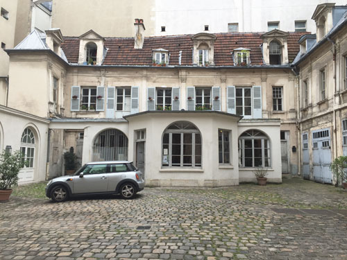 L'hôtel de Cormery - La façade principale donnant sur la cour L'hôtel de Cormery - La façade principale donnant sur la cour