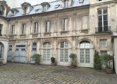 L'hôtel de Cormery - L'aile droite dans la cour L'hôtel de Cormery - L'aile droite dans la cour