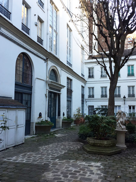Aile gauche dans la cour : des ateliers d'artiste occupent le 1er étage Aile gauche dans la cour : des ateliers d'artiste occupent le 1er étage