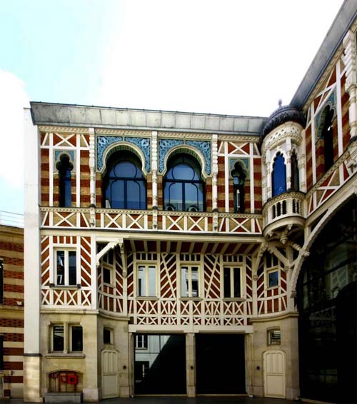 L'hôtel Gaston Menier - Les communs de style normando-mauresque L'hôtel Gaston Menier - Les communs de style normando-mauresque