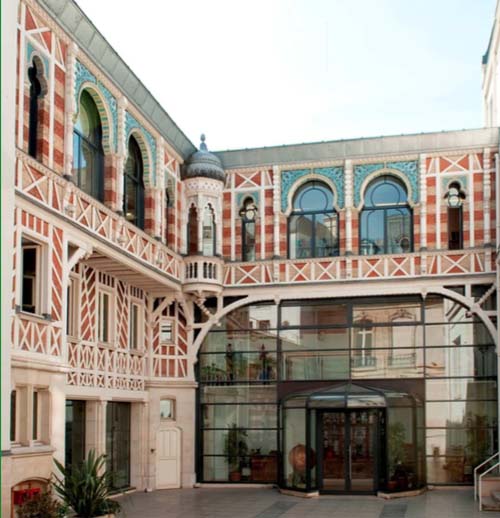L'hôtel Gaston Menier - Les communs de style normando-mauresque L'hôtel Gaston Menier - Les communs de style normando-mauresque