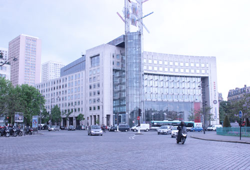 Le bâtiment Italie II qui abritait le fameux Grand Ecran Italie - Façade sur la place d'Italie Le bâtiment Italie II qui abritait le fameux Grand Ecran Italie - Façade sur la place d'Italie