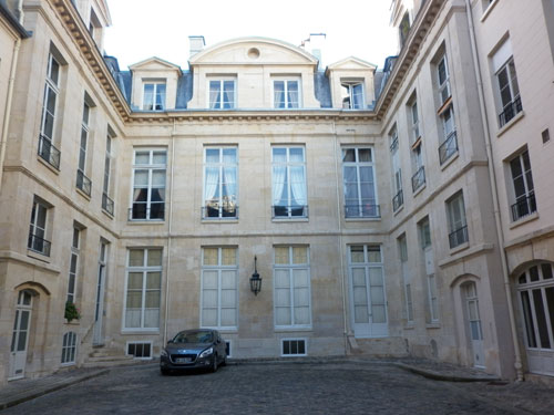 L'hôtel d'Aligre : la façade sur cour L'hôtel d'Aligre : la façade sur cour