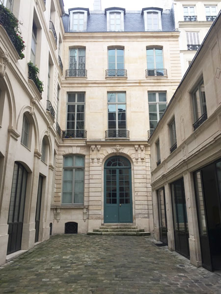 Hôtel Dodun : le logis situé en fond de cour. Le bâtiment bas à droite n'existait pas à l'origine Hôtel Dodun : le logis situé en fond de cour. Le bâtiment bas à droite n'existait pas à l'origine